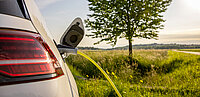Elektroauto beim Stromtanken in der freien Natur