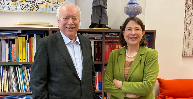 Michael Häupl (links) mit Chefredakteurin Sophie Lauringer (rechts) in seinem Büro.
