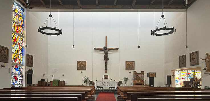 Die Kirche der Pfarre Maria Namen in Wien-Ottakring wurde neu renoviert. Besonders die schönen Buntglasfenster des Gebäudes stechen hervor. 