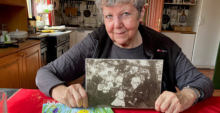 Rotraud Perner mit Familienfoto