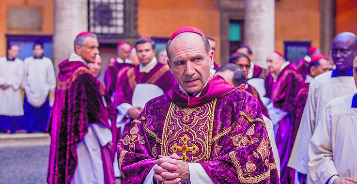 Ralph Fiennes als Kardinal Lawrence
