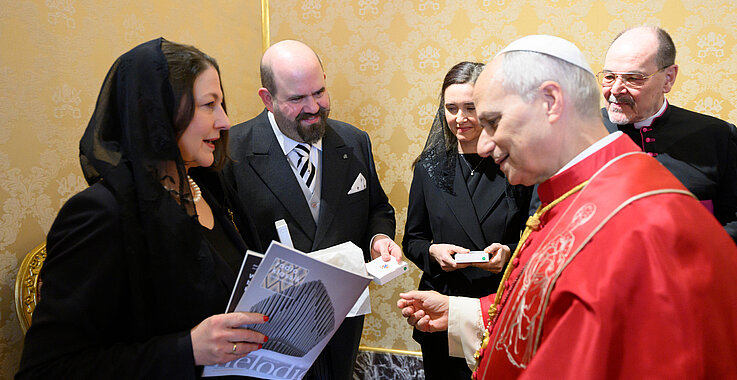 ... und das Sonderheft zur Bischofsweihe von Erzbischof Grünwidl sind nun auch im Vatikan zu lesen.