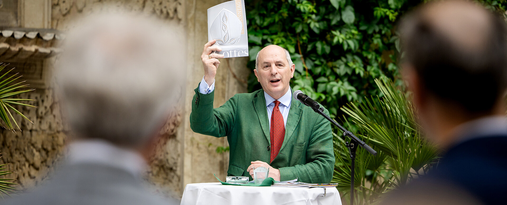 Michael Prüller mit dem Sondermagazin für Erzbischof Josef Grünwidl beim Medienempfang des Erzbischofs 2026. 