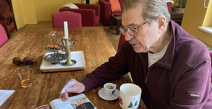 Erwin Steinhauer liest in der aktuelle Ausgabe unseres Magazins „Himmel und Erde“.