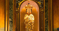 Das „Santo Bambino“ - das Christkind - mit goldener Krone und reich besticktem Gewand.