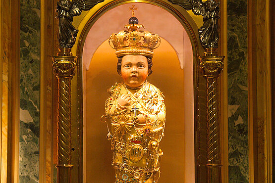 Das „Santo Bambino“ - das Christkind - mit goldener Krone und reich besticktem Gewand.