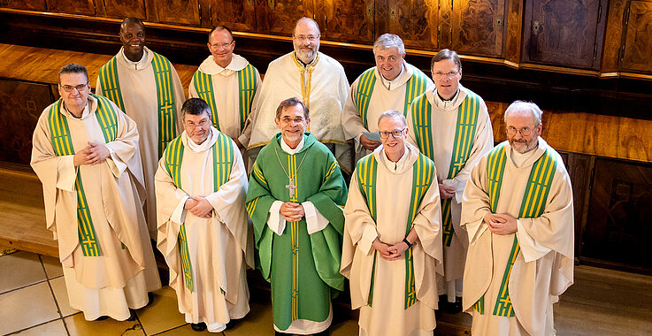 Unsere Silberjubilare: Viele, die in diesem Jahr ihr 25-jähriges Priester­jubiläum begehen, feierten mit Erzbischof Josef Grünwidl einen Dank­gottesdienst im Stephansdom.