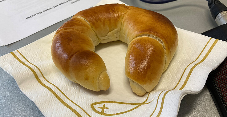 Zur Jause gab es ein Kipferl und Grünen Tee. 