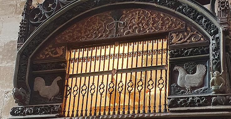 Das Gackern von Hühnern erwartet man in einer Kathedrale wohl eher nicht – in Santo  Domingo de la Calzada sollte man aber darauf vorbereitet sein. 