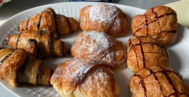 Kindlach sind Kipferl mit Schokolade, die Milli Segal mit anderem Gebäck zur SONNTAGs-Jause mitgebracht hat.