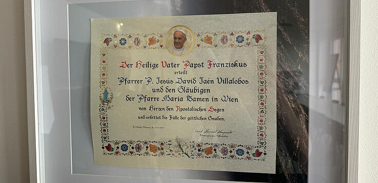 Ein Dankesschreiben von Papst Franziskus an die Pfarre Maria Namen, wegen deren Kleidersammlung für Bedürftige. 