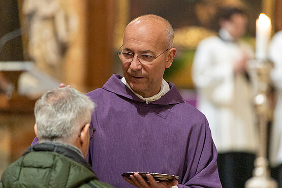 2.000 Mal spendete Dompfarrer Toni Faber das Aschenkreuz – auch ein Kraftakt.