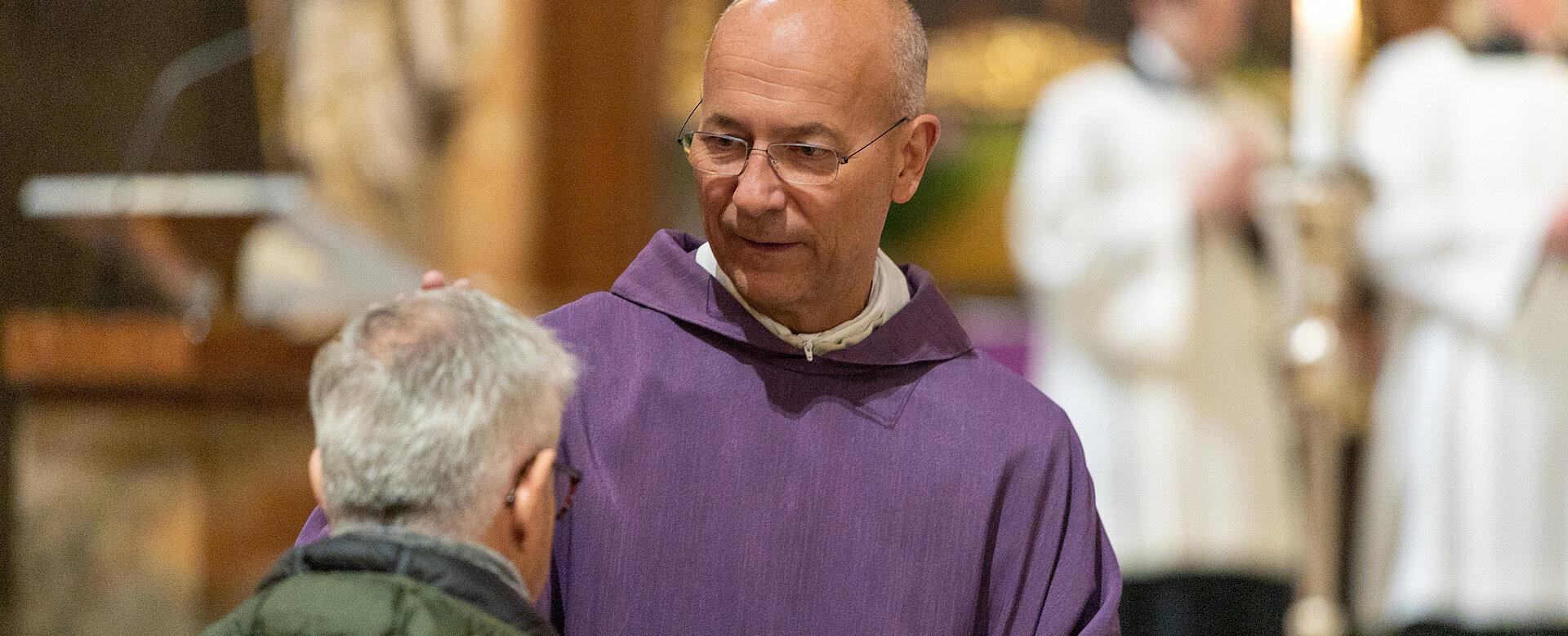 2.000 Mal spendete Dompfarrer Toni Faber das Aschenkreuz – auch ein Kraftakt.