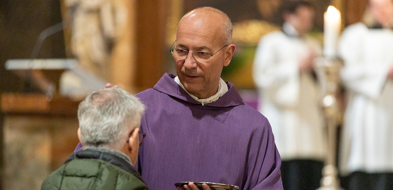 2.000 Mal spendete Dompfarrer Toni Faber das Aschenkreuz – auch ein Kraftakt.