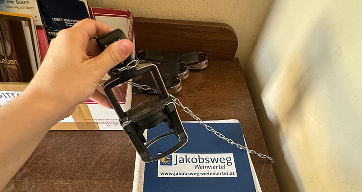 Der Stempel und das Stempelbuch für Pilger des Jakobsweges Weinviertel in der Kirche in Stockerau. 
