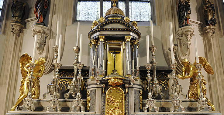 Der schöne Altar in der Hofburgkapelle.