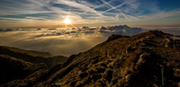 Berglandaschaft, Blick über den Wolken auf die Sonne