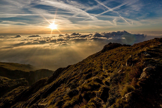 Berglandaschaft, Blick über den Wolken auf die Sonne
