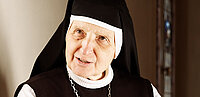 Hildegard Brem im Kreuzgang