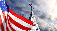 The flag and the cross: Religion spielt im US-Wahlkampf 2024 eine große Rolle.