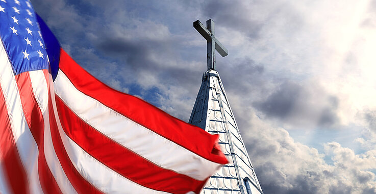 The flag and the cross: Religion spielt im US-Wahlkampf 2024 eine große Rolle.
