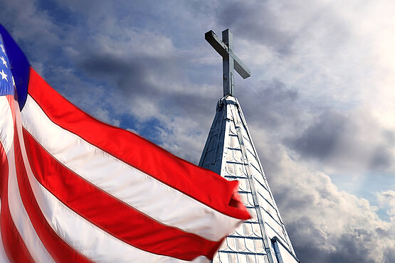 The flag and the cross: Religion spielt im US-Wahlkampf 2024 eine große Rolle.