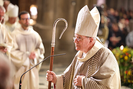Kardinal Christoph Schönborn mit dem Bischofsstab bei der Weihe von Josef Grünwidl zum Erzbischof von Wien. 