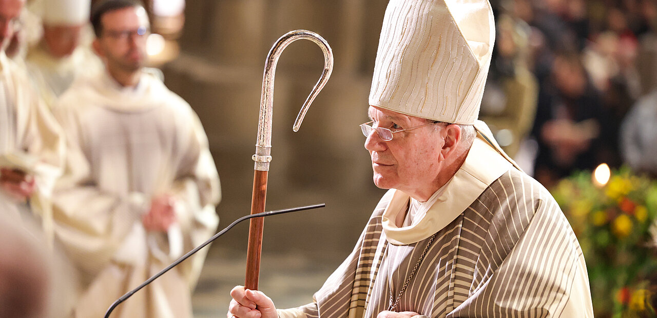 Kardinal Christoph Schönborn mit dem Bischofsstab bei der Weihe von Josef Grünwidl zum Erzbischof von Wien. 