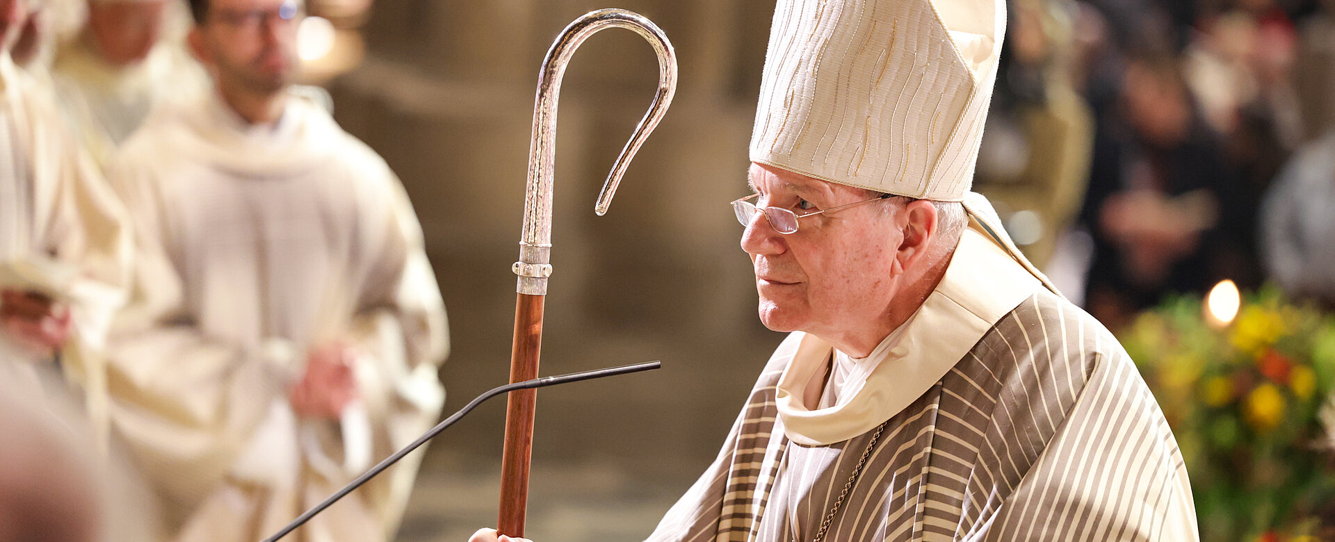 Kardinal Christoph Schönborn mit dem Bischofsstab bei der Weihe von Josef Grünwidl zum Erzbischof von Wien. 