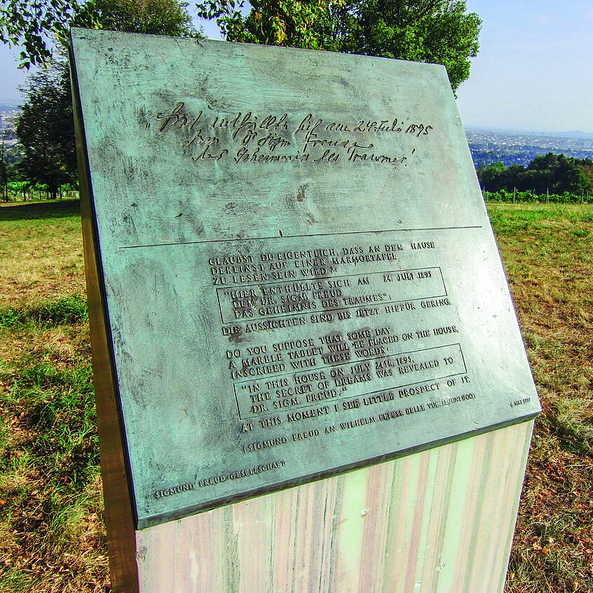 Am 12. Juni 1900 schrieb Sigmund Freud an seinen Freund W. Fließ: „Glaubst du eigentlich, daß an dem Hause dereinst auf einer Marmortafel zu lesen sein wird?: ‚Hier enthüllte sich am 24. Juli 1895 dem Dr. Sigm. Freud das Geheimnis des Traumes. Die Aussichten sind bis jetzt hierfür gering.‘“ Eine Stele am Cobenzl erinnert daran. 