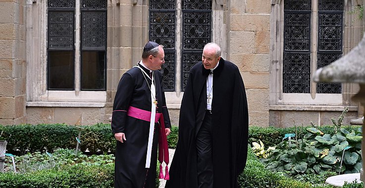 Propst Anton Höslinger mit Kardinal Schönborn. 
