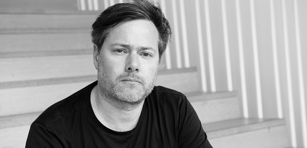 Der gebürtige Schweizer Milo Rau empfiehlt einen Zopf mit Appenzeller Käse und Bündnerfleisch: „E guete Appetit!“