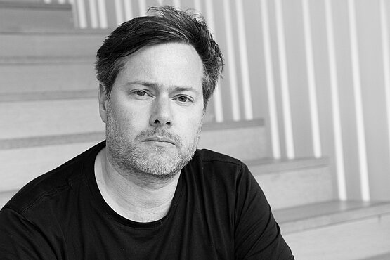 Der gebürtige Schweizer Milo Rau empfiehlt einen Zopf mit Appenzeller Käse und Bündnerfleisch: „E guete Appetit!“