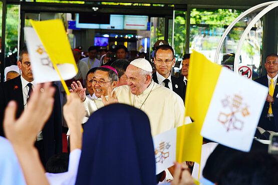 Papst Franziskus beim Besuch des Saint Louis Hospitals 2019. 