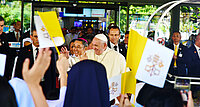 Papst Franziskus beim Besuch des Saint Louis Hospitals 2019. 