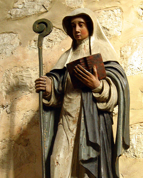 Eine Skulptur der Heiligen Gertrude von Nivelles.