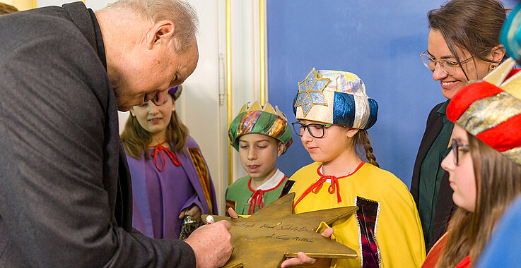 Sternsinger bei Kardinal Schönborn Pfarrmosaik 1/2024