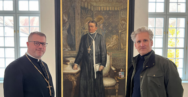 Johann-Philipp Spiegelfeld mit einem Ordensmann von Herzogenburg vor einem Gemälde im Stift.