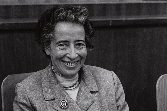 Die Philosophin Hannah Arendt auf dem ersten Kulturkritikerkongress 1958 in München. 
