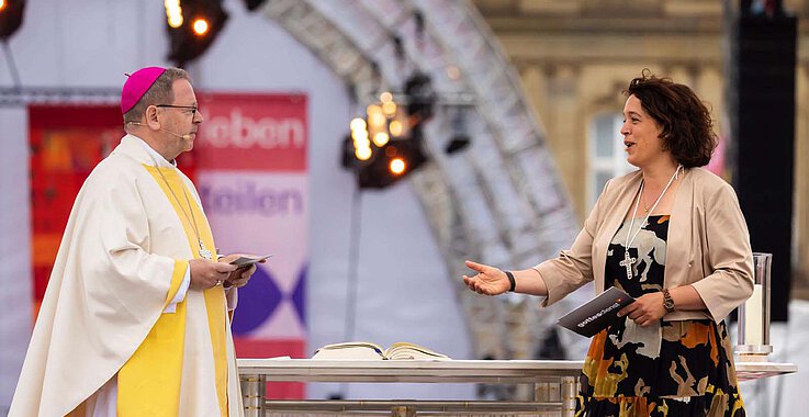 Katrin Brockmöller wurde auf ihr Brustkreuz, welches sie am deutschen Katholikentag getragen hatte angesprochen. 