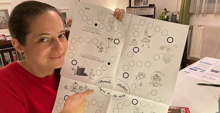 Caroline Athanasiadis mit einem Mensch-Ärgerer-Dich nicht Spiel für Mütter