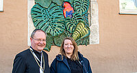 Große Freude  herrscht bei Propst Anton Höslinger (linkes Foto links), dem Initiator des Wettbewerbs Thaddäus Ploner und den Gewinnerinnen und Gewinnern über die gelungenen Neugestaltungen der Blindfenster. 