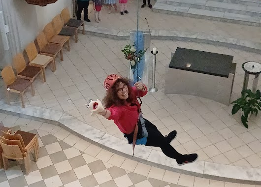 Mutige können sich zur Langen Nacht der Kirchen in der Pfarre Erlöserkirche vom Turm abseilen. 