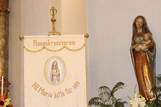 Tradition trifft Moderne: Die neue Fahne des Rosenkranzvereins Auersthal.
