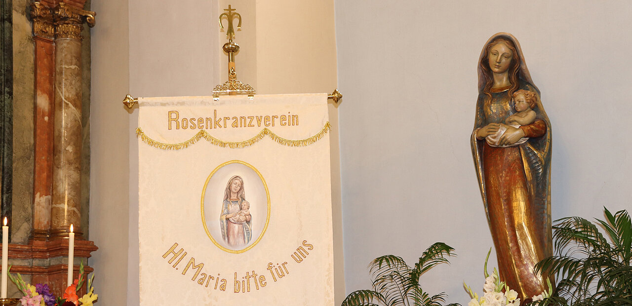 Tradition trifft Moderne: Die neue Fahne des Rosenkranzvereins Auersthal.