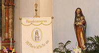 Tradition trifft Moderne: Die neue Fahne des Rosenkranzvereins Auersthal.