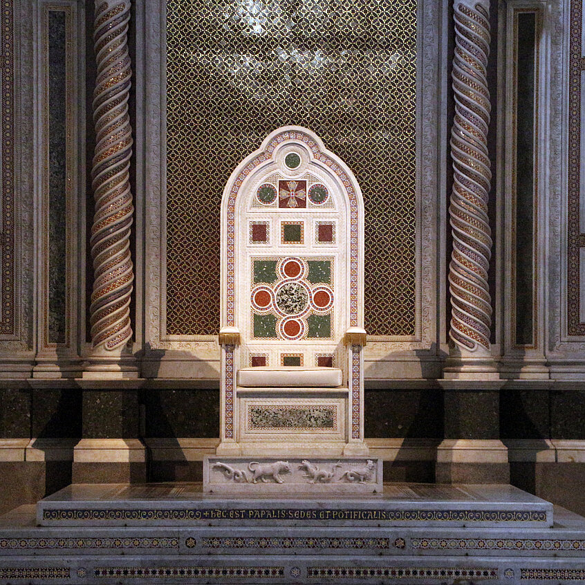 Einer der berühmtesten Bischofsstühle steht in Rom im Laterano. 
