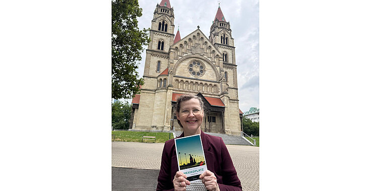Mina Albich und ihr erster Krimiroman "Mexikoplatz" vor der Kirche am Mexikoplatz Wien. 