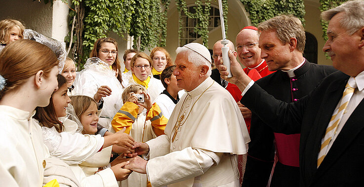 Papst Benedikt XVI. mit Ministrantenschar