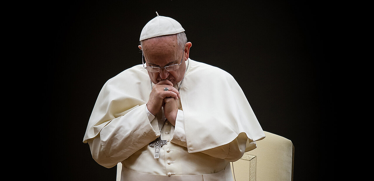 Papst Franziskus im Gebet